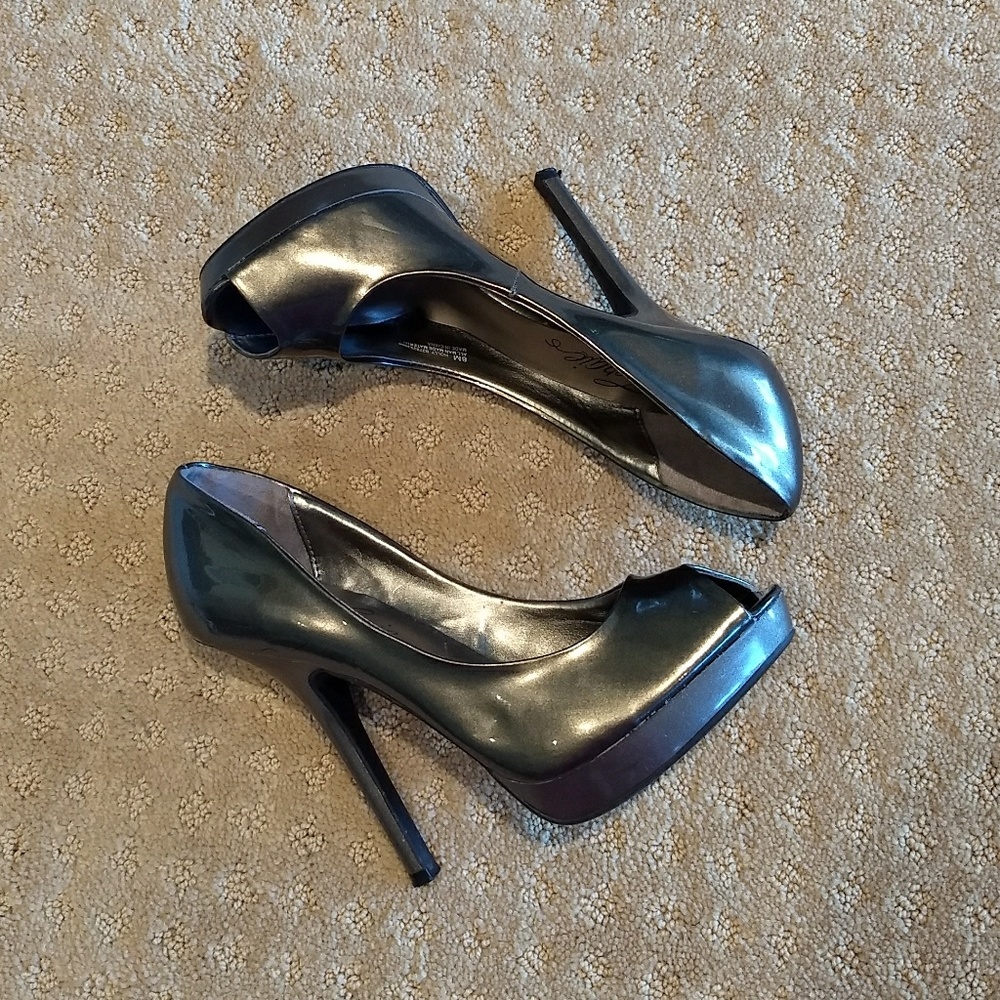 ✴Fergie Holly Matellic Peep Toe Pump Platform Heel